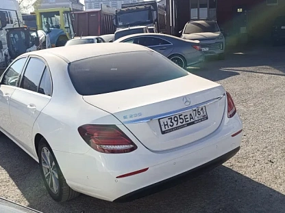 Легковой авто Mercedes-Benz E седан 5421 - (АЛ)