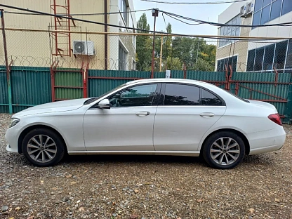 Легковой авто Mercedes-Benz E седан 5744 - (АЛ)